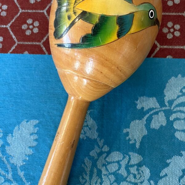 Maracas vintage en bois avec peintures d’oiseaux