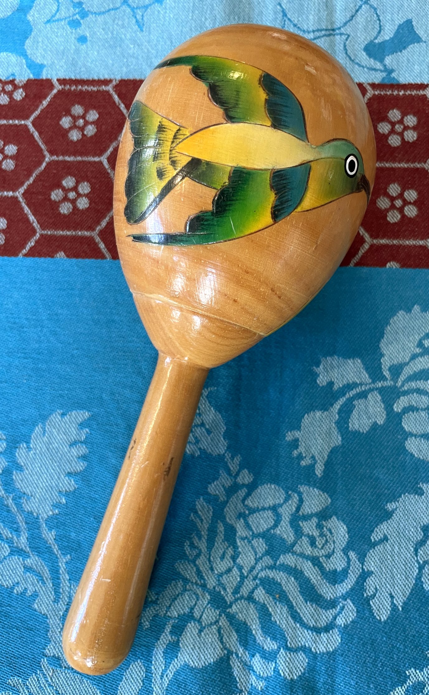 Maracas vintage en bois avec peintures d’oiseaux