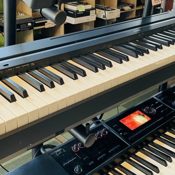 Piano numérique Yamaha P45B n°EBVK03707, pédale sustain, porte partition, notice, carton d’origine