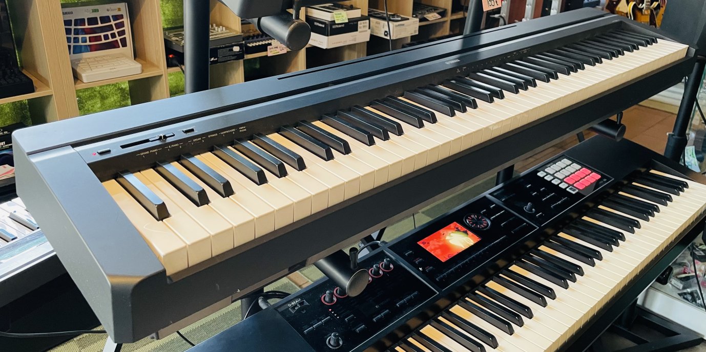 Piano numérique Yamaha P45B n°EBVK03707, pédale sustain, porte partition, notice, carton d’origine