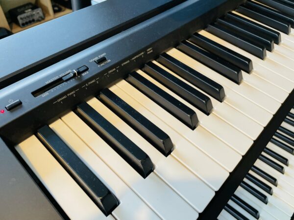 Piano numérique Yamaha P45B n°EBVK03707, pédale sustain, porte partition, notice, carton d’origine – Image 2