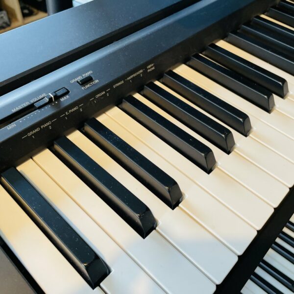 Alternative view of Piano numérique Yamaha P45B n°EBVK03707, pédale sustain, porte partition, notice, carton d’origine