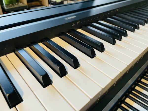 Piano numérique Yamaha P45B n°EBVK03707, pédale sustain, porte partition, notice, carton d’origine – Image 3