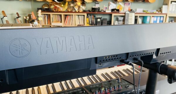 Piano numérique Yamaha P45B n°EBVK03707, pédale sustain, porte partition, notice, carton d’origine – Image 4