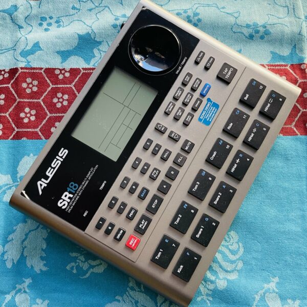 Boite à rythme et basse Alesis SR-18 n°A12102105765983, boite d’origine, alim