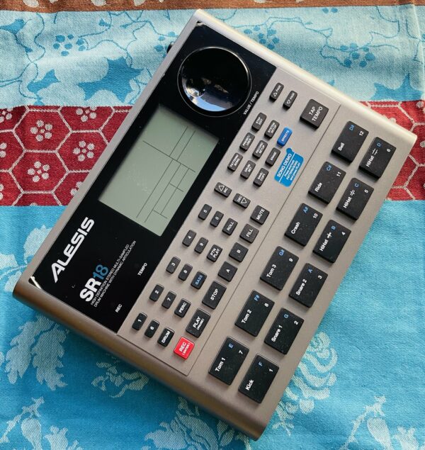 Boite à rythme et basse Alesis SR-18 n°A12102105765983, boite d’origine, alim