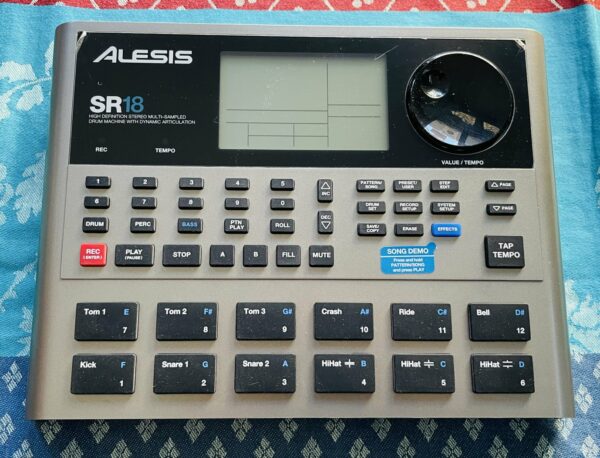 Boite à rythme et basse Alesis SR-18 n°A12102105765983, boite d’origine, alim – Image 2