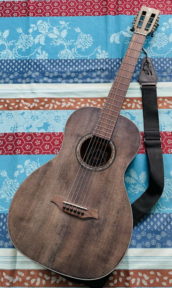 Guitare parlor Baton Rouge X11 LS/P-SCC Screwed Charcoal n°833080203, sangle