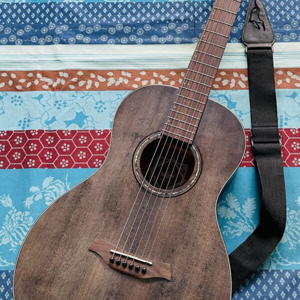 Guitare parlor Baton Rouge X11 LS/P-SCC Screwed Charcoal n°833080203, sangle