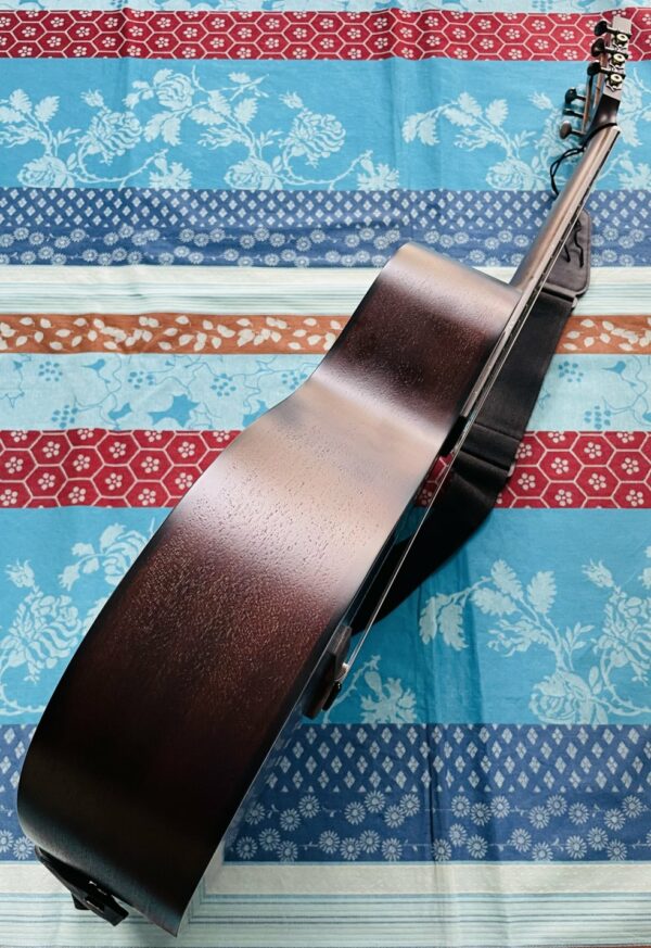 Guitare parlor Baton Rouge X11 LS/P-SCC Screwed Charcoal n°833080203, sangle – Image 2