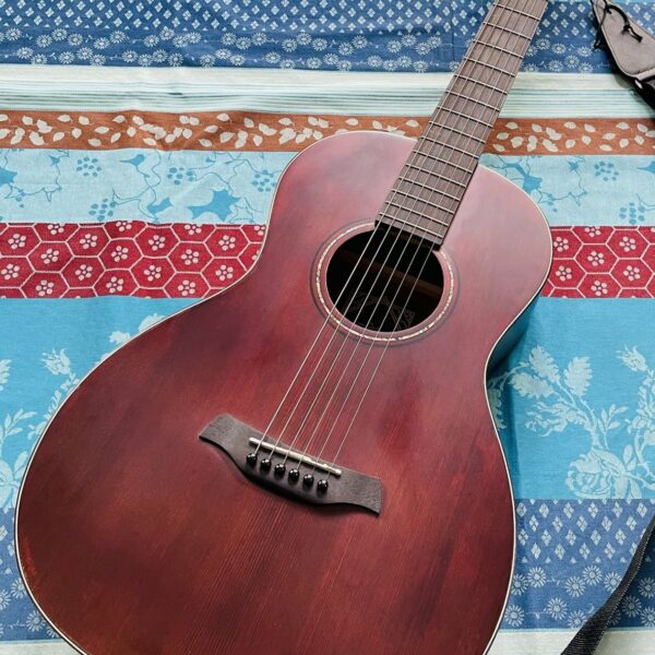 Guitare parlor Baton Rouge XII LS/P SCR Screwed Crimson n°8220501681, sangle