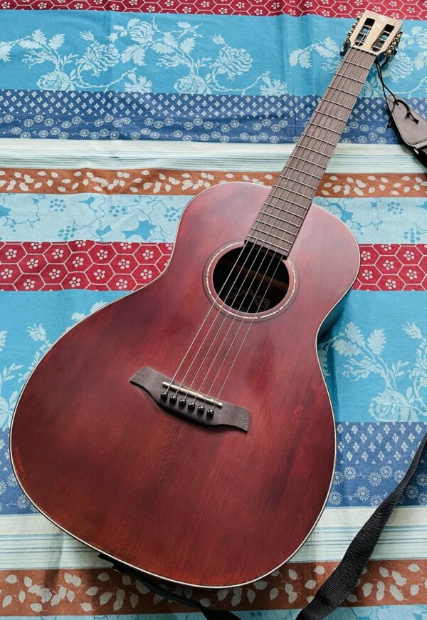 Guitare parlor Baton Rouge XII LS/P SCR Screwed Crimson n°8220501681, sangle