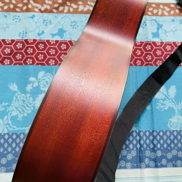Alternative view of Guitare parlor Baton Rouge XII LS/P SCR Screwed Crimson n°8220501681, sangle