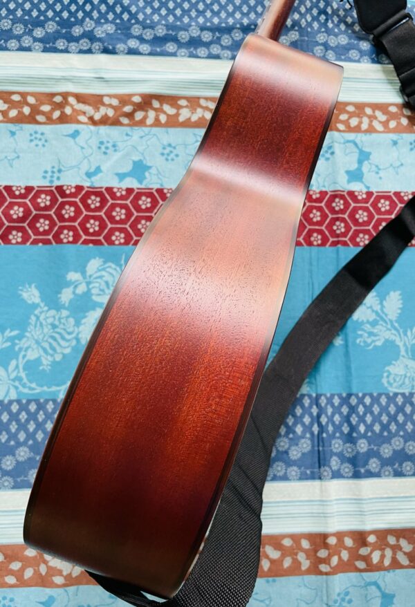 Guitare parlor Baton Rouge XII LS/P SCR Screwed Crimson n°8220501681, sangle – Image 2