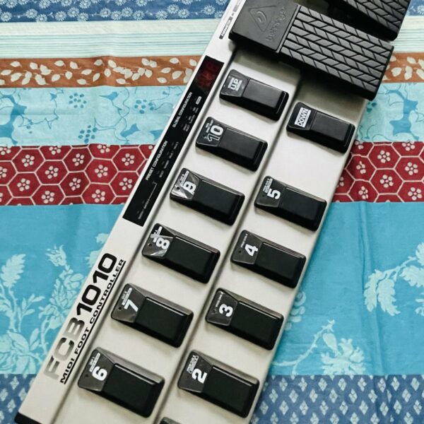 Pédalier contrôleur midi Behringer FCB1010 n°S1202283089, alim, 2 câbles midi 1.5M /5M