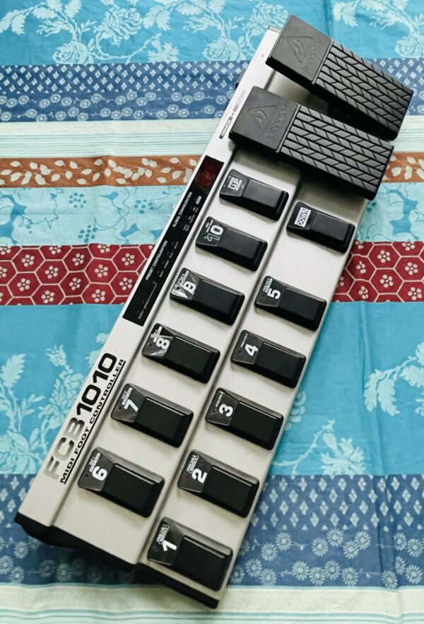 Pédalier contrôleur midi Behringer FCB1010 n°S1202283089, alim, 2 câbles midi 1.5M /5M