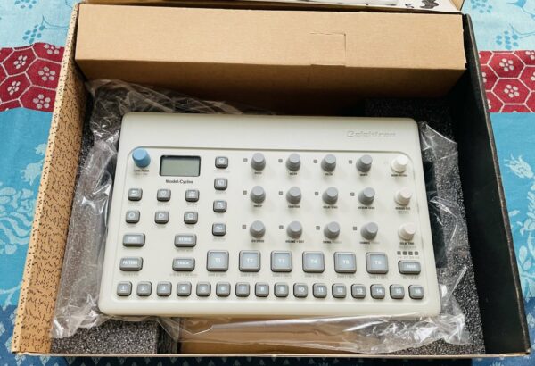 Groovebox boite à rythme synthé FM 6 pistes Elektron Model Cycles, boite – Image 4