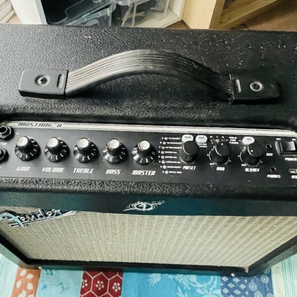 Alternative view of Amplificateur guitare Fender Mustang II V2 n°CGPG1401000, alim
