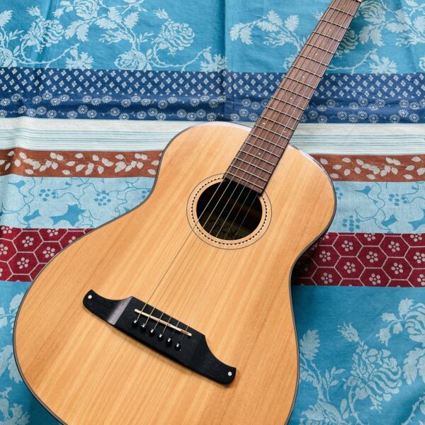 Guitare acoustique trois quart Fender Sonoran Natural n°OI013120408, réglée chez le luthier Amal (08.09.25)