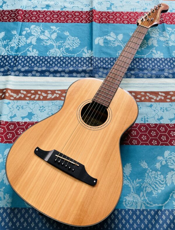 Guitare acoustique trois quart Fender Sonoran Natural n°OI013120408, réglée chez le luthier Amal (08.09.25)