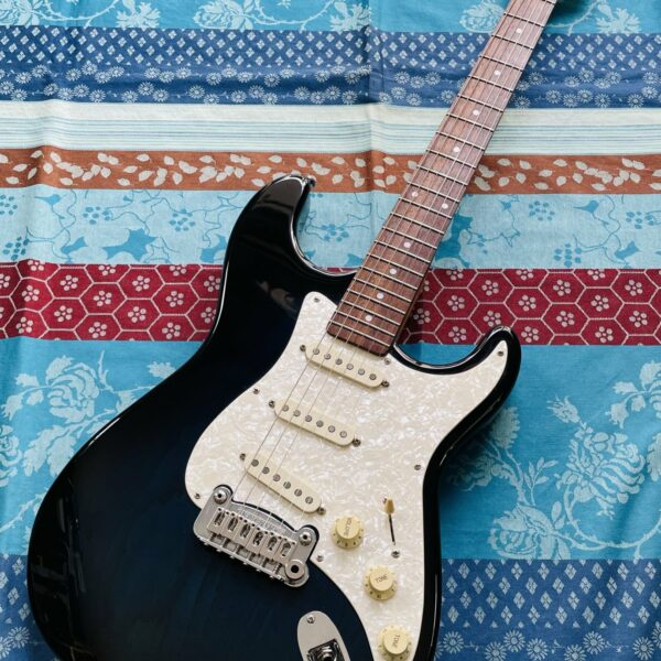 Guitare électrique G&L Legacy S-500 blue burst n°05068668, tribute Series, tige vibrato et 2 ressorts, réglée chez le luthier Amal (08.09.25)
