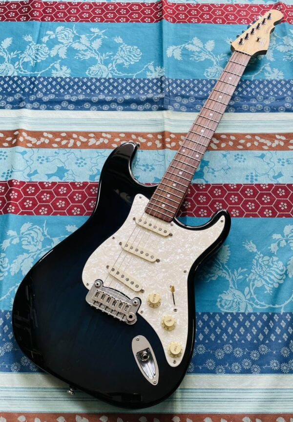 Guitare électrique G&L Legacy S-500 blue burst n°05068668, tribute Series, tige vibrato et 2 ressorts, réglée chez le luthier Amal (08.09.25)