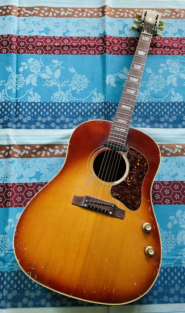 Guitare électro-acoustique Gibson J-160 E n°868270 (1968, USA), étui usé La boite à Musique, mécaniques Kluson