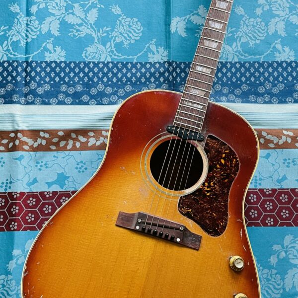 Guitare électro-acoustique Gibson J-160 E n°868270 (1968, USA), étui usé La boite à Musique, mécaniques Kluson