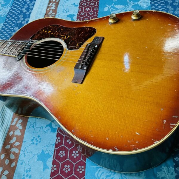 Alternative view of Guitare électro-acoustique Gibson J-160 E n°868270 (1968, USA), étui usé La boite à Musique, mécaniques Kluson