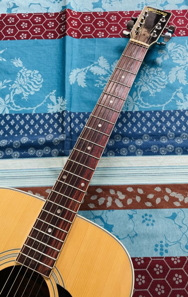 Guitare acoustique Kiso-Suzuki W200 n°70395 (1970, Japan, ville de Kisofukushima), étui noir, réglée chez le luthier Amal (08.09.25) – Image 3