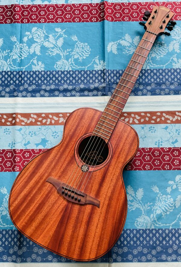 Guitare électro-acoustique Lâg Travel KAE n°2204LT10365 (n°2),  housse Lâg noire, clé, réglée chez le luthier Amal (08.09.25)