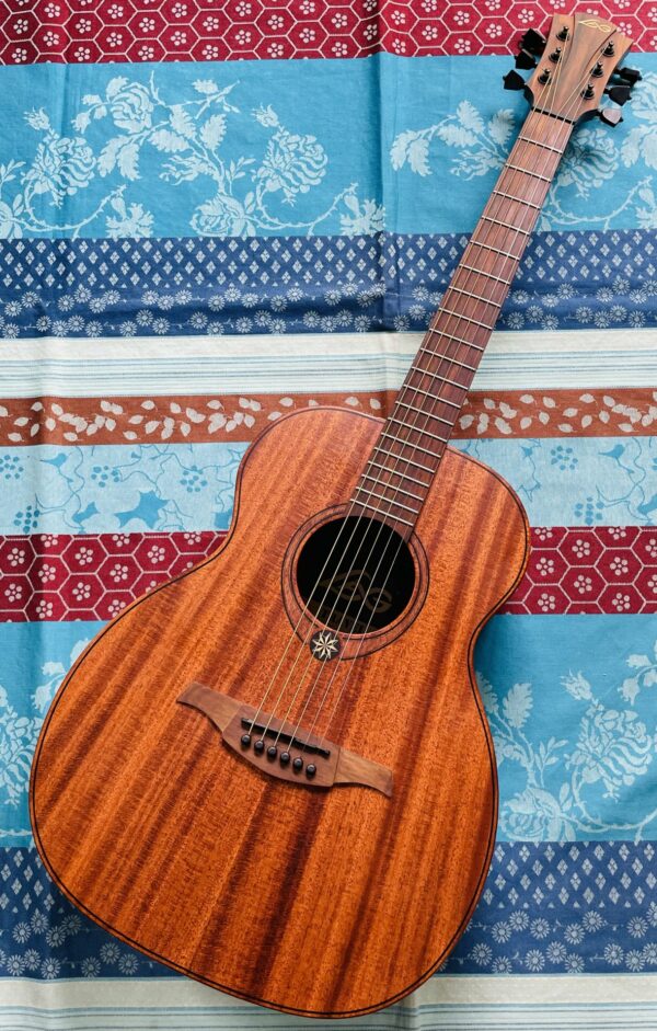 Guitare électro-acoustique Lâg Travel KAE n°2204LT10348 (n°1) housse Lâg beige, sangle, clé, réglée chez le luthier Amal (08.09.25)