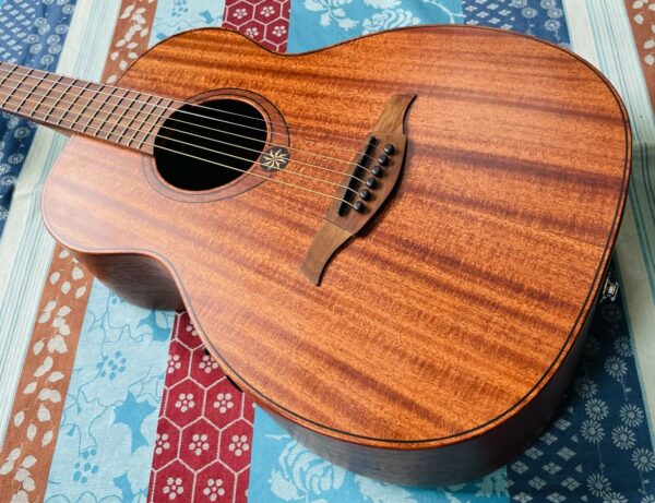 Guitare électro-acoustique Lâg Travel KAE n°2204LT10348 (n°1) housse Lâg beige, sangle, clé, réglée chez le luthier Amal (08.09.25) – Image 2