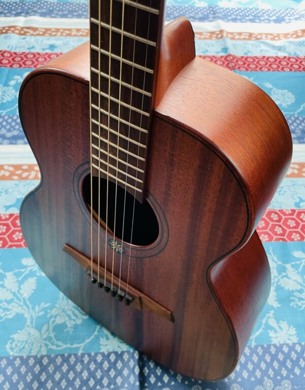 Guitare électro-acoustique Lâg Travel KAE n°2204LT10348 (n°1) housse Lâg beige, sangle, clé, réglée chez le luthier Amal (08.09.25) – Image 6