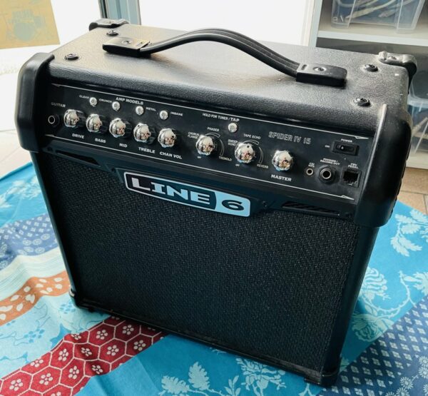 Ampli guitare Line 6 Spider IV 15 n°SF2L6305000671, notice, 15W