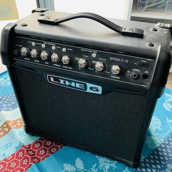 Ampli guitare Line 6 Spider IV 15 n°SF2L6305000671, notice, 15W