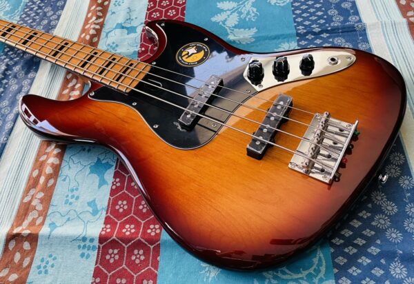 Basse électrique Marcus Miller V5 tobacco sunburst n°2N23211209, housse X-tone – Image 2
