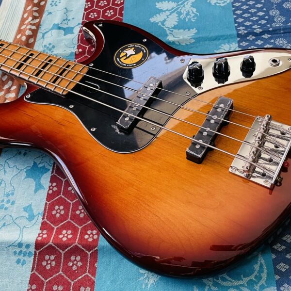 Alternative view of Basse électrique Marcus Miller V5 tobacco sunburst n°2N23211209, housse X-tone