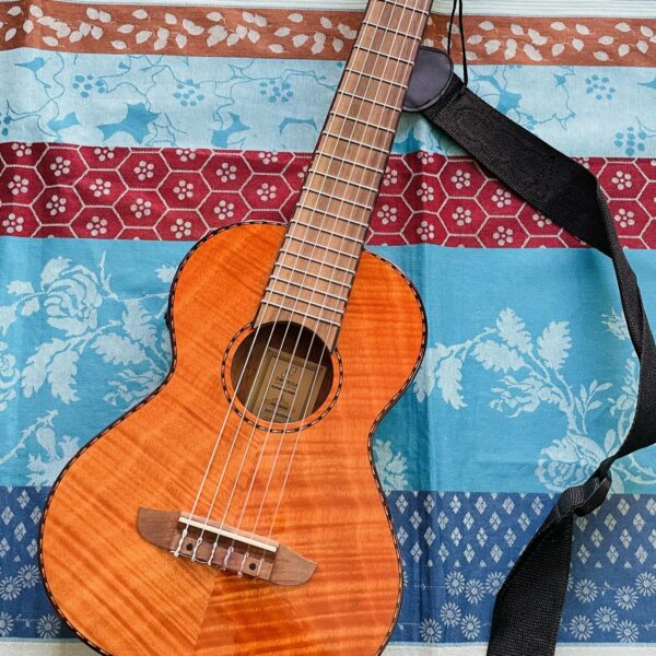 Guitarlélé électro-acoustique nylon Ortega RGLE18FMH n°2007054BWN, housse Ortega, cordes neuves Augustine