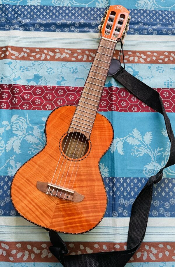 Guitarlélé électro-acoustique nylon Ortega RGLE18FMH n°2007054BWN, housse Ortega, cordes neuves Augustine
