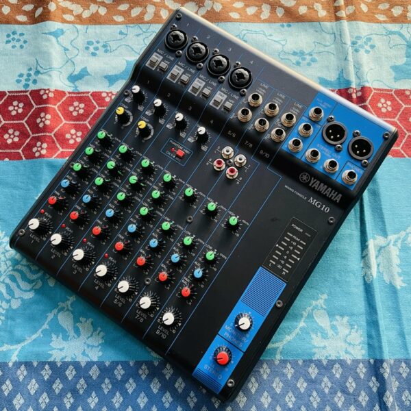 Table de mixage analogique Yamaha MG-10 n°EGX101770, boite d’origine, alim