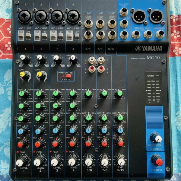 Alternative view of Table de mixage analogique Yamaha MG-10 n°EGX101770, boite d’origine, alim