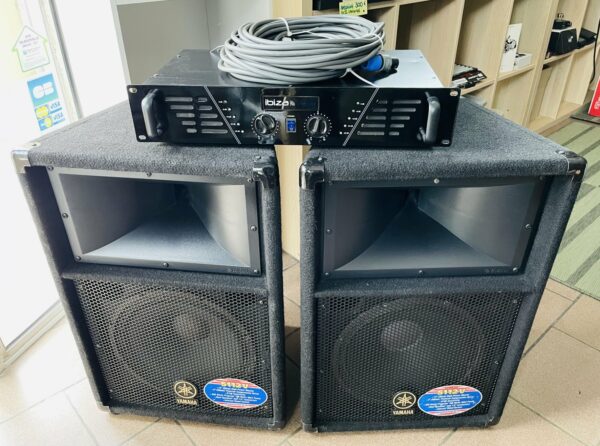 Pack sonorisation enceintes passives Yamaha S112V n°11714063 / 11711448, ampli Ibiza AMP300, 2 câbles speakon, 2 supports d’enceintes neufs Millenium BS-2211B set (housse)