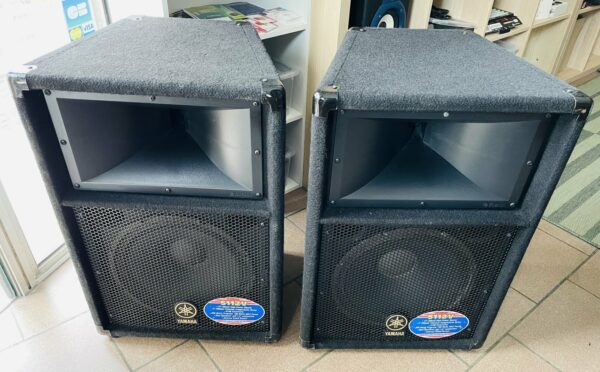 Pack sonorisation enceintes passives Yamaha S112V n°11714063 / 11711448, ampli Ibiza AMP300, 2 câbles speakon, 2 supports d’enceintes neufs Millenium BS-2211B set (housse) – Image 2