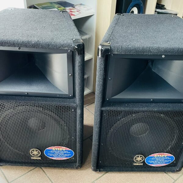 Alternative view of Pack sonorisation enceintes passives Yamaha S112V n°11714063 / 11711448, ampli Ibiza AMP300, 2 câbles speakon, 2 supports d’enceintes neufs Millenium BS-2211B set (housse)