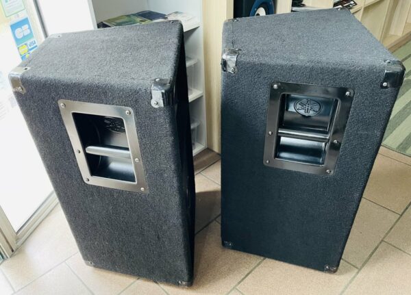 Pack sonorisation enceintes passives Yamaha S112V n°11714063 / 11711448, ampli Ibiza AMP300, 2 câbles speakon, 2 supports d’enceintes neufs Millenium BS-2211B set (housse) – Image 3