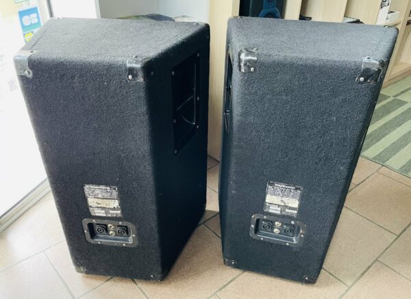 Pack sonorisation enceintes passives Yamaha S112V n°11714063 / 11711448, ampli Ibiza AMP300, 2 câbles speakon, 2 supports d’enceintes neufs Millenium BS-2211B set (housse) – Image 4