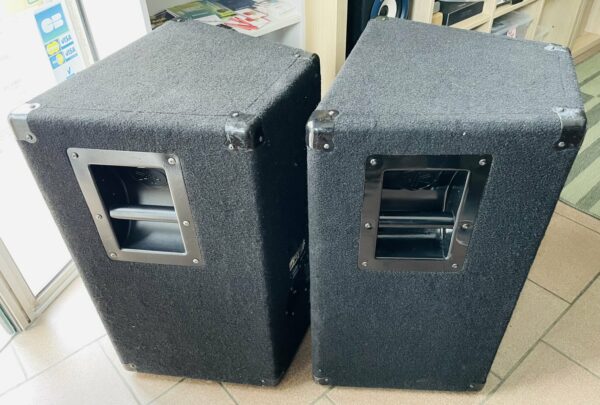 Pack sonorisation enceintes passives Yamaha S112V n°11714063 / 11711448, ampli Ibiza AMP300, 2 câbles speakon, 2 supports d’enceintes neufs Millenium BS-2211B set (housse) – Image 5