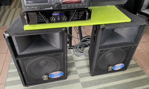 Pack sonorisation enceintes passives Yamaha S112V n°11714063 / 11711448, ampli Ibiza AMP300, 2 câbles speakon, 2 supports d’enceintes neufs Millenium BS-2211B set (housse) – Image 9