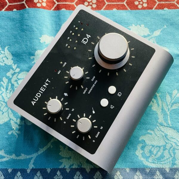 Carte son Audient iD4, boite, câble